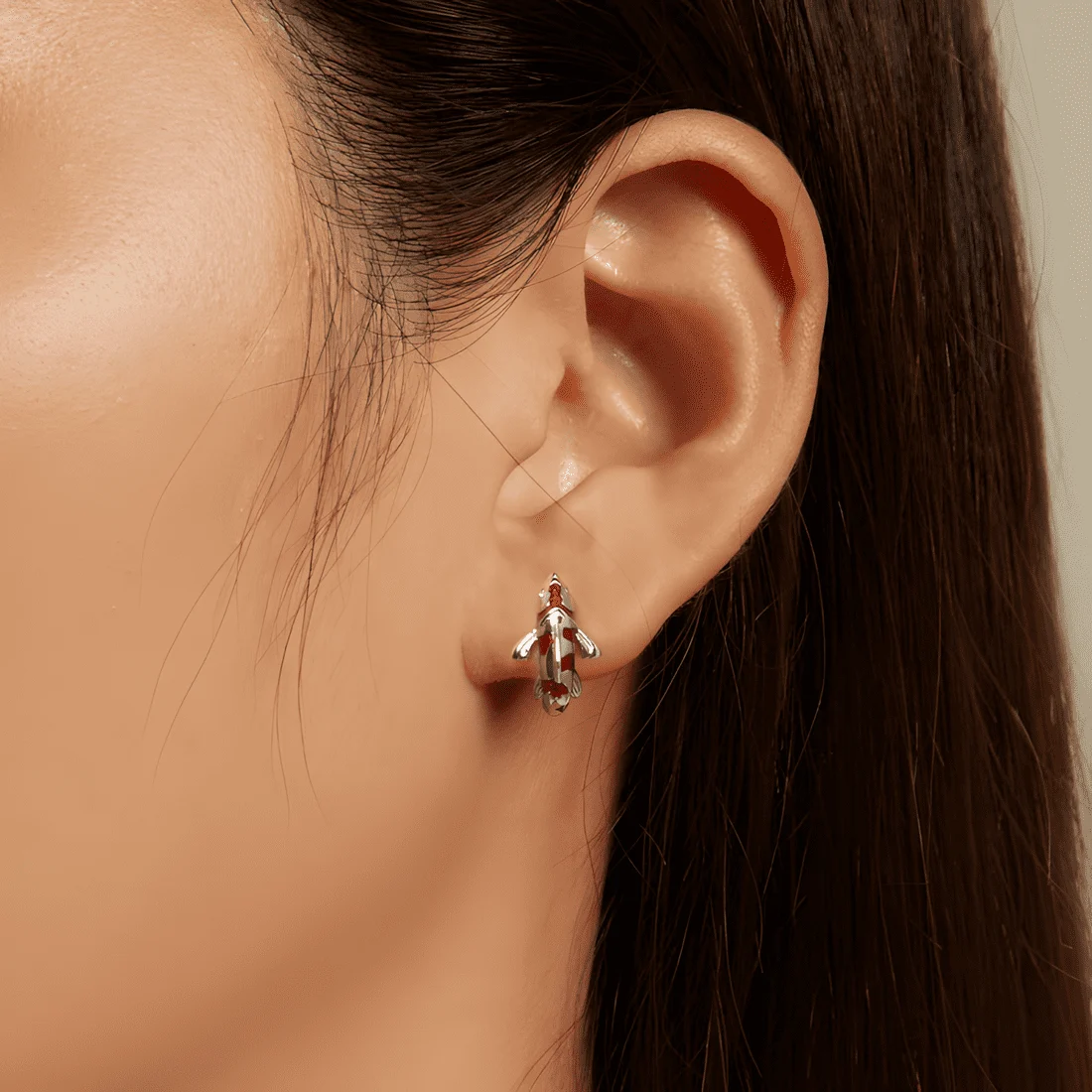 Pendientes de Aro Koi Carp <myexti><span>Plata de Ley 925, chapada en oro blanco, esmaltados en rojo</span></myexti> - Imagen 2