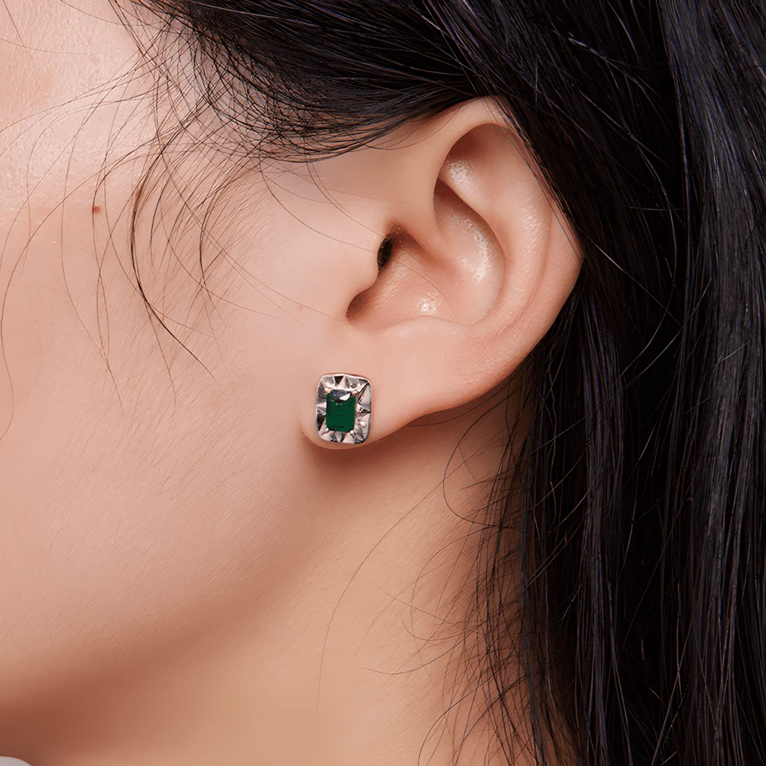 Pendientes de Botón Verde Esmeralda <myexti><span>Plata de Ley 925, chapada en oro blanco, con circonitas verdes de corte esmeralda</span></myexti> - Imagen 2