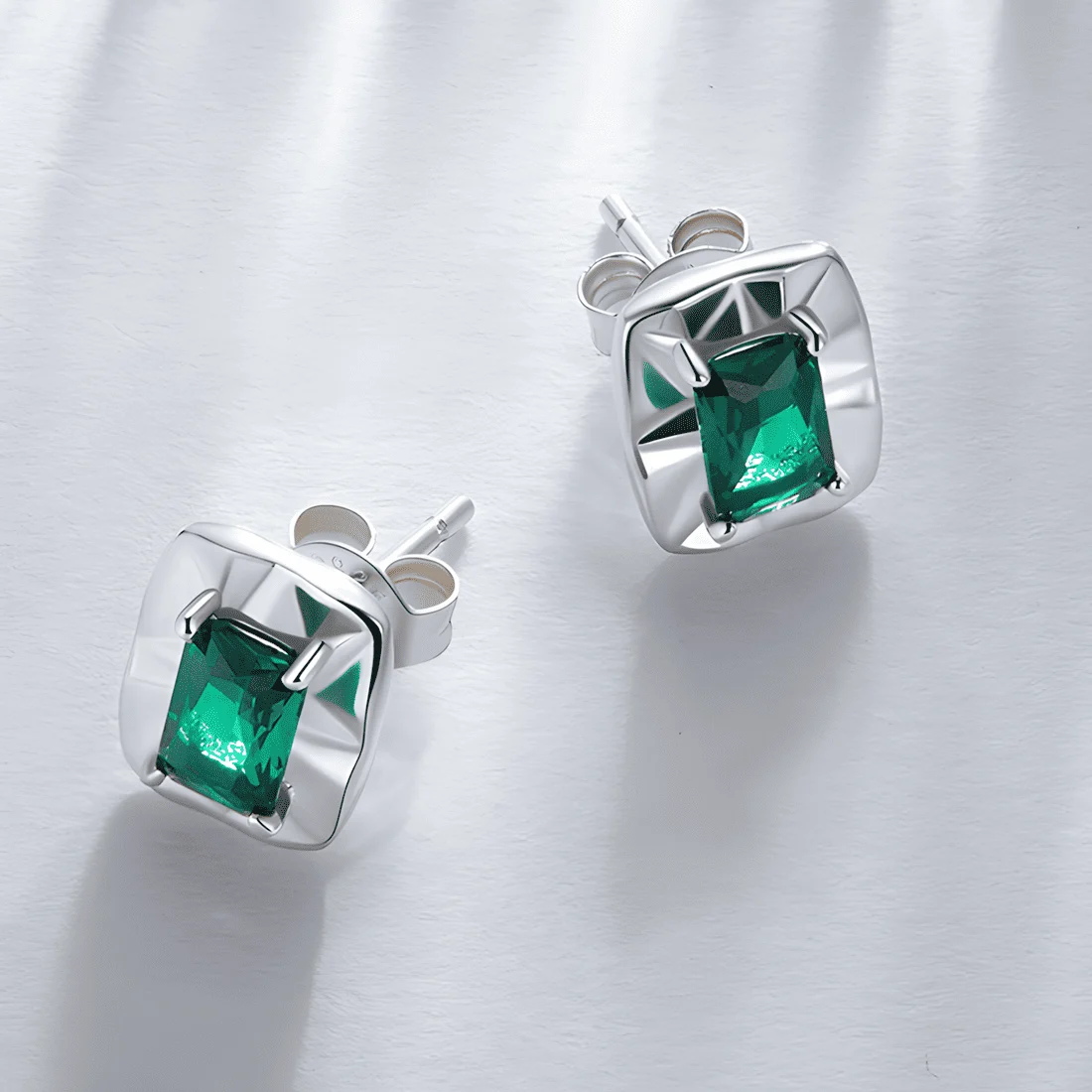 Pendientes de Botón Verde Esmeralda <myexti><span>Plata de Ley 925, chapada en oro blanco, con circonitas verdes de corte esmeralda</span></myexti> - Imagen 3
