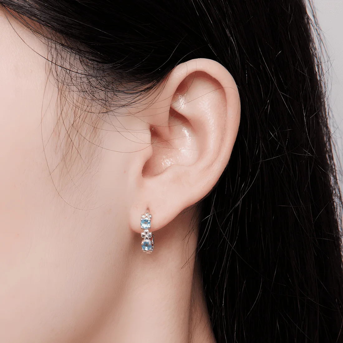 Pendientes de Aro con Tréboles <myexti><span>Plata de Ley 925, chapada en oro blanco, con circonitas verdes</span></myexti> - Imagen 2