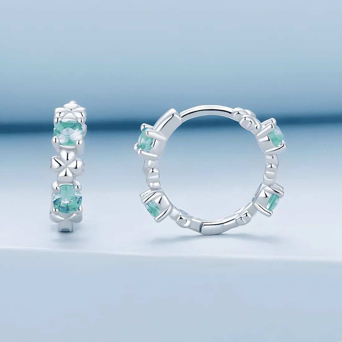 Pendientes de Aro con Tréboles <myexti><span>Plata de Ley 925, chapada en oro blanco, con circonitas verdes</span></myexti> - Imagen 3