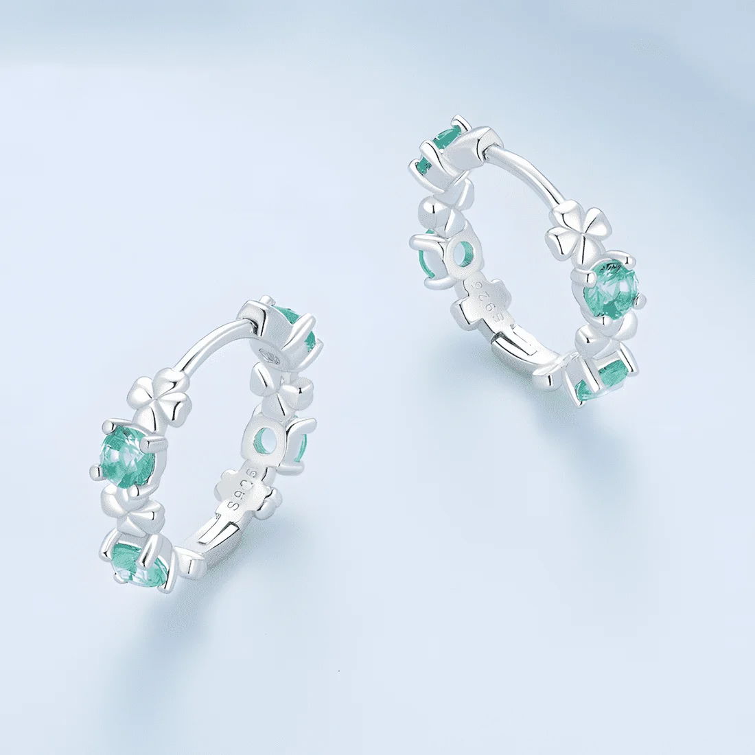 Pendientes de Aro con Tréboles <myexti><span>Plata de Ley 925, chapada en oro blanco, con circonitas verdes</span></myexti> - Imagen 4