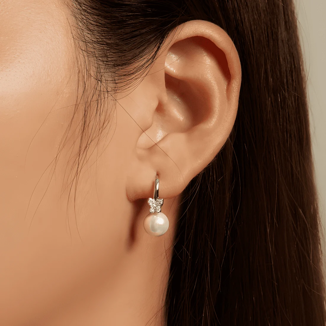 Pendientes de Aro con Mariposas y Perlas <myexti><span>Plata de Ley 925, chapada en oro blanco, con perlas naturales y circonitas</span></myexti> - Imagen 2