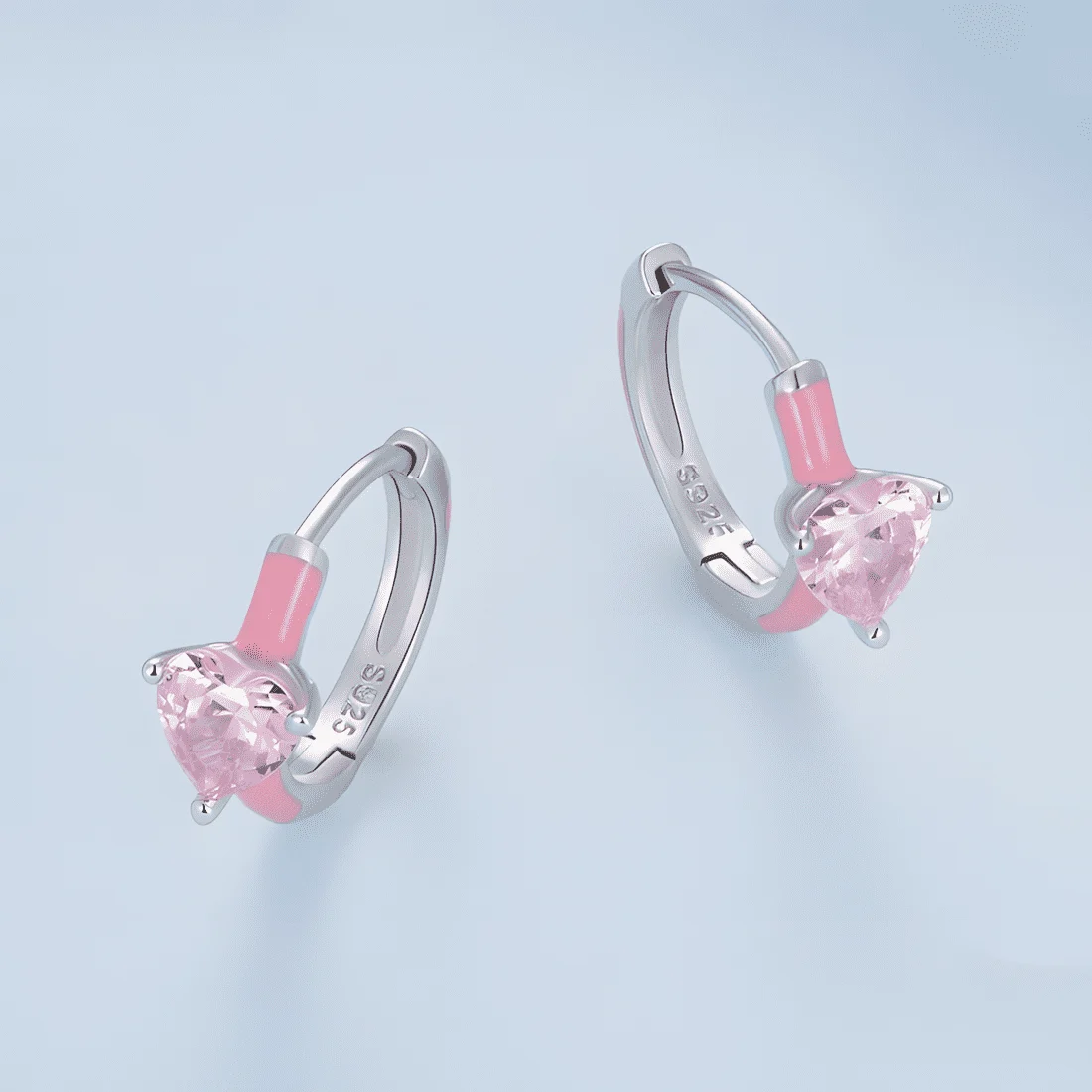 Pendientes de Aro Corazones Rosas <myexti><span>Plata de Ley 925, chapada en oro blanco, con circonitas rosas en forma de corazón y esmalte rosa</span></myexti> - Imagen 4