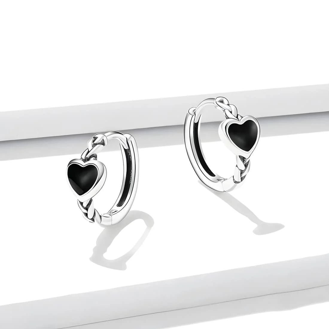 Pendientes de Aro con Corazón Negro <myexti><span>Plata de Ley 925, chapada en oro blanco, con piedras de ónix negro</span></myexti> - Imagen 4