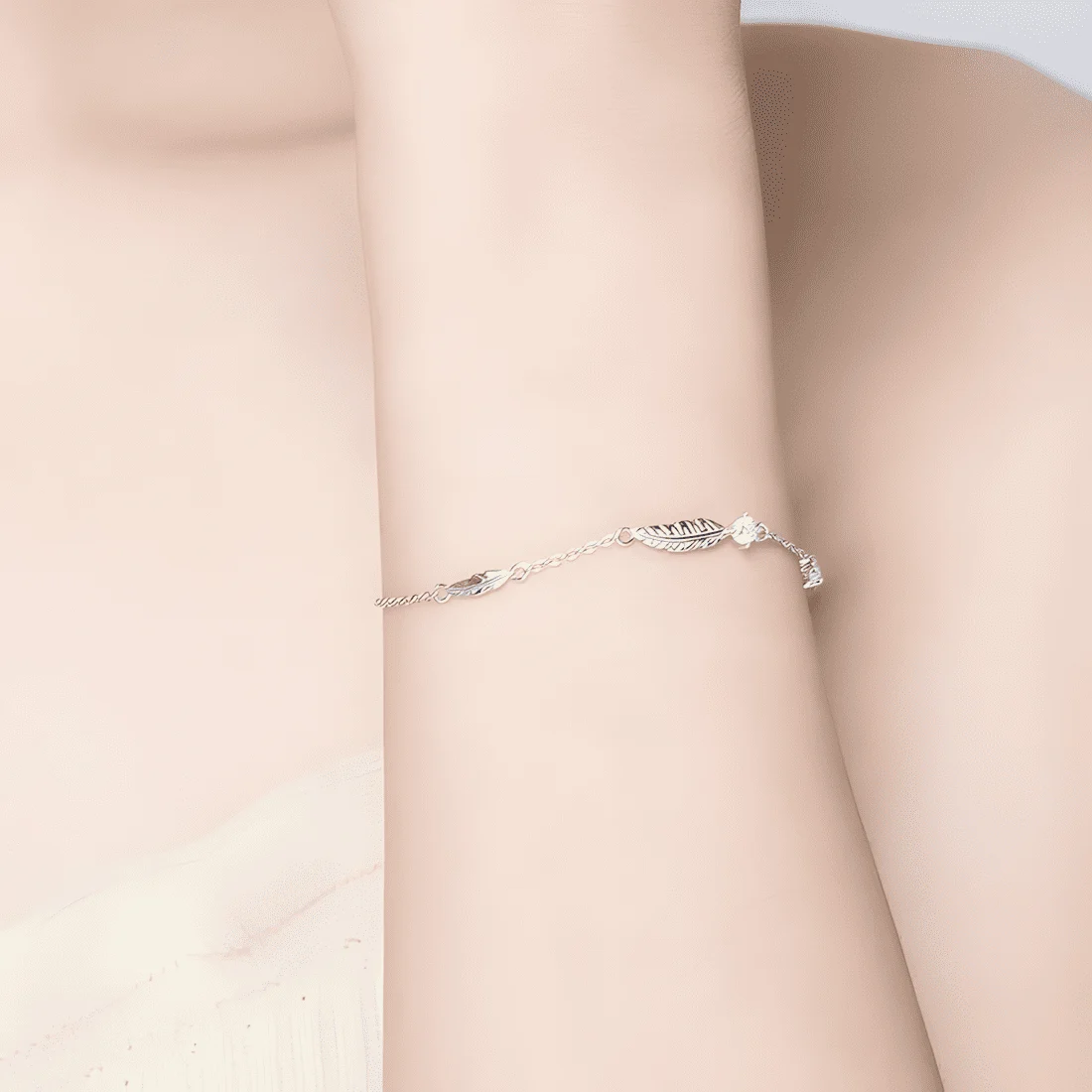 Pulsera de Plumas <myexti><span>Plata de Ley 925, chapada en oro blanco, con circonitas y longitud ajustable</span></myexti> - Imagen 2