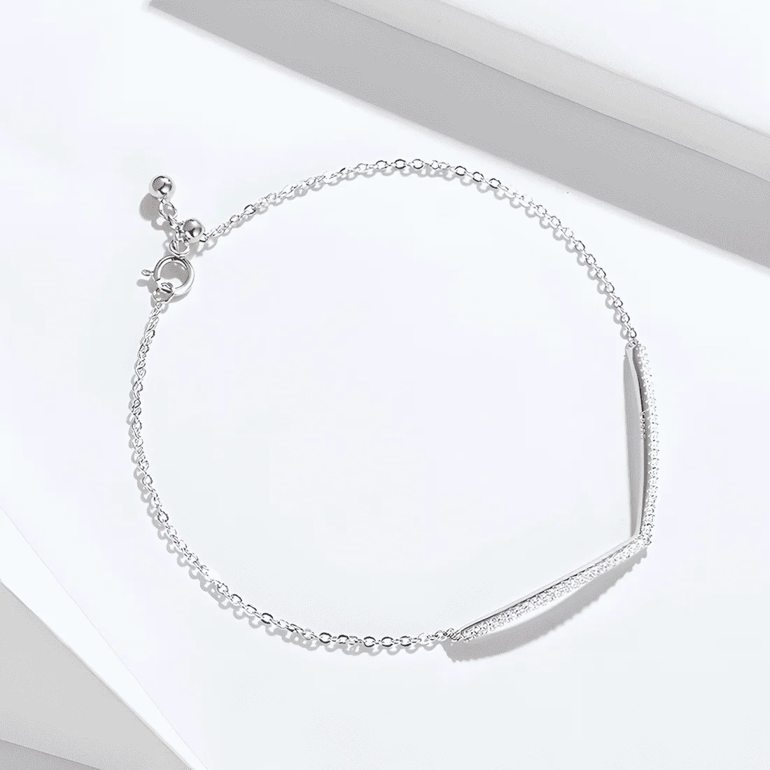 Pulsera Brillante en Forma de V <myexti><span>Plata de Ley 925, chapada en oro blanco, con circonitas y longitud ajustable</span></myexti> - Imagen 3
