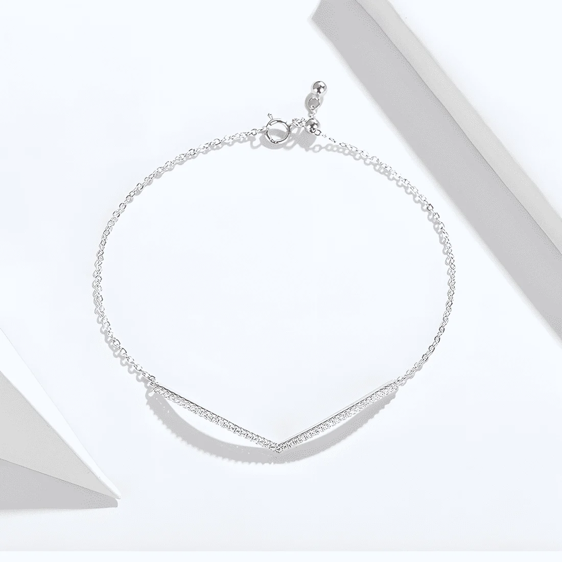 Pulsera Brillante en Forma de V <myexti><span>Plata de Ley 925, chapada en oro blanco, con circonitas y longitud ajustable</span></myexti> - Imagen 4