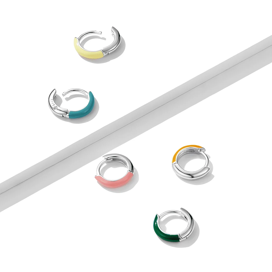 Pendientes de Aro Pequeños y Coloridos <myexti><span>Plata de Ley 925, chapada en oro blanco, esmaltados en verde, amarillo, turquesa, naranja y rosa</span></myexti> - Imagen 5