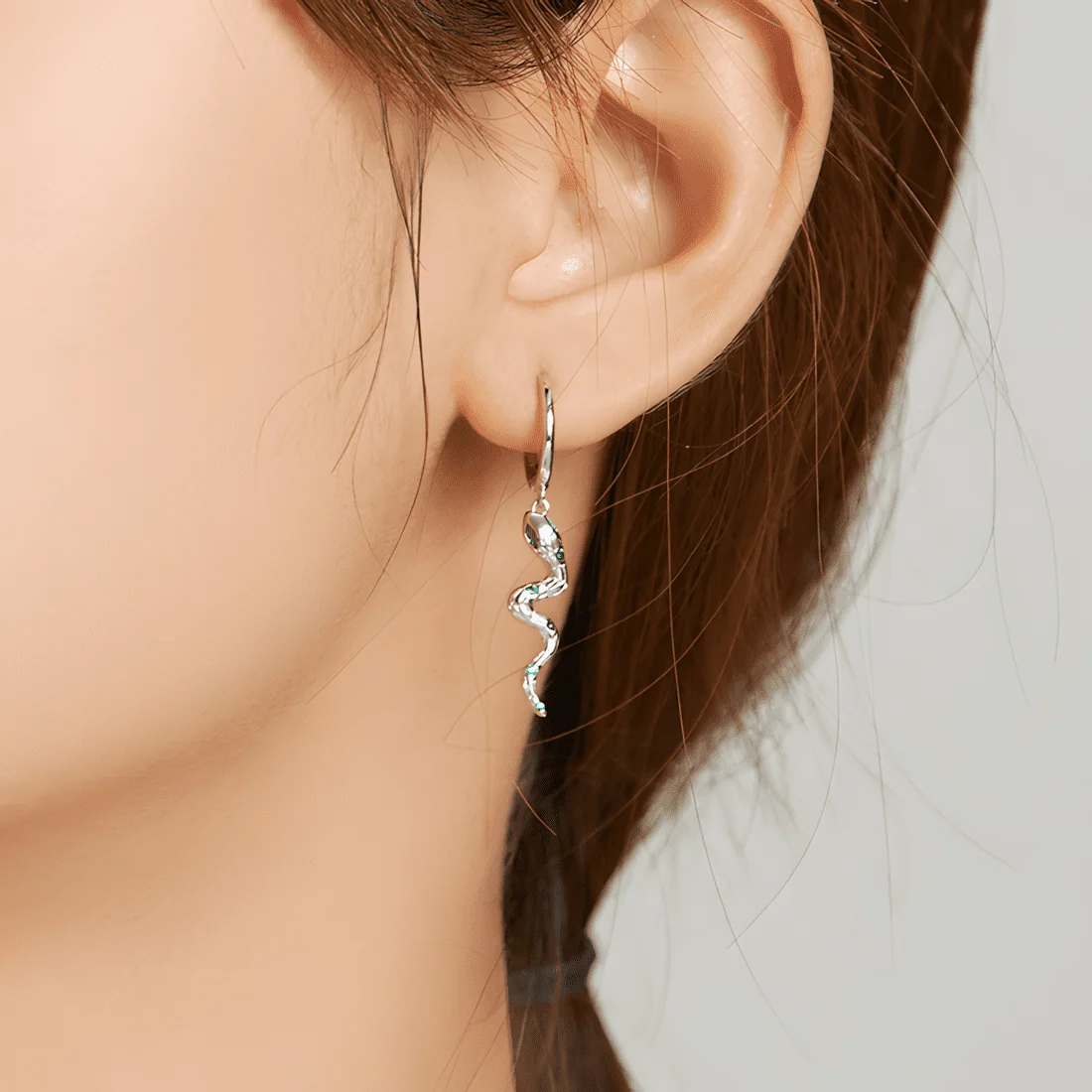 Pendientes Serpiente con Corazón Verde <myexti><span>Plata de Ley 925, chapada en oro blanco, con colgantes de circonitas verdes</span></myexti> - Imagen 2