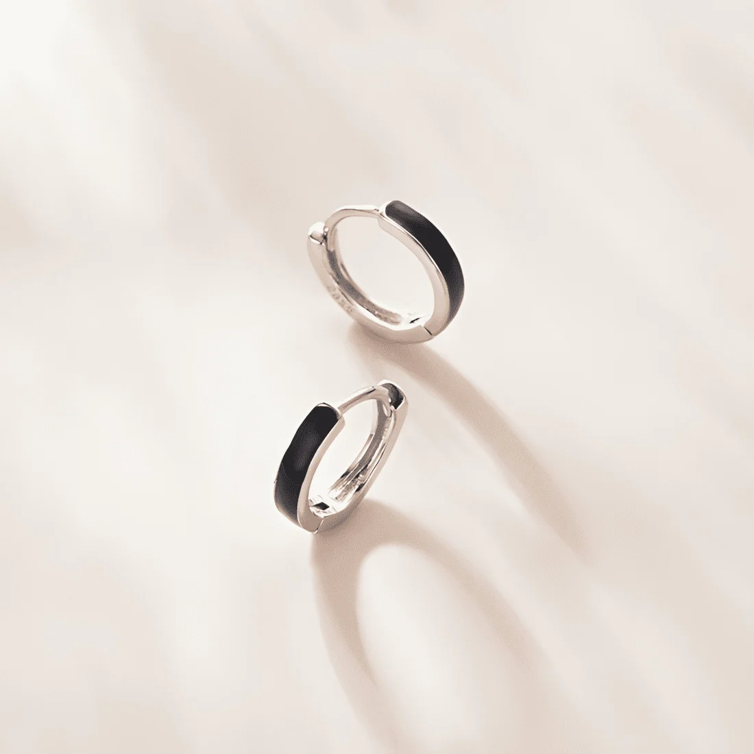 Pendientes de Aro Negros <myexti><span>Plata de Ley 925, chapada en oro blanco, con esmalte negro</span></myexti> - Imagen 4