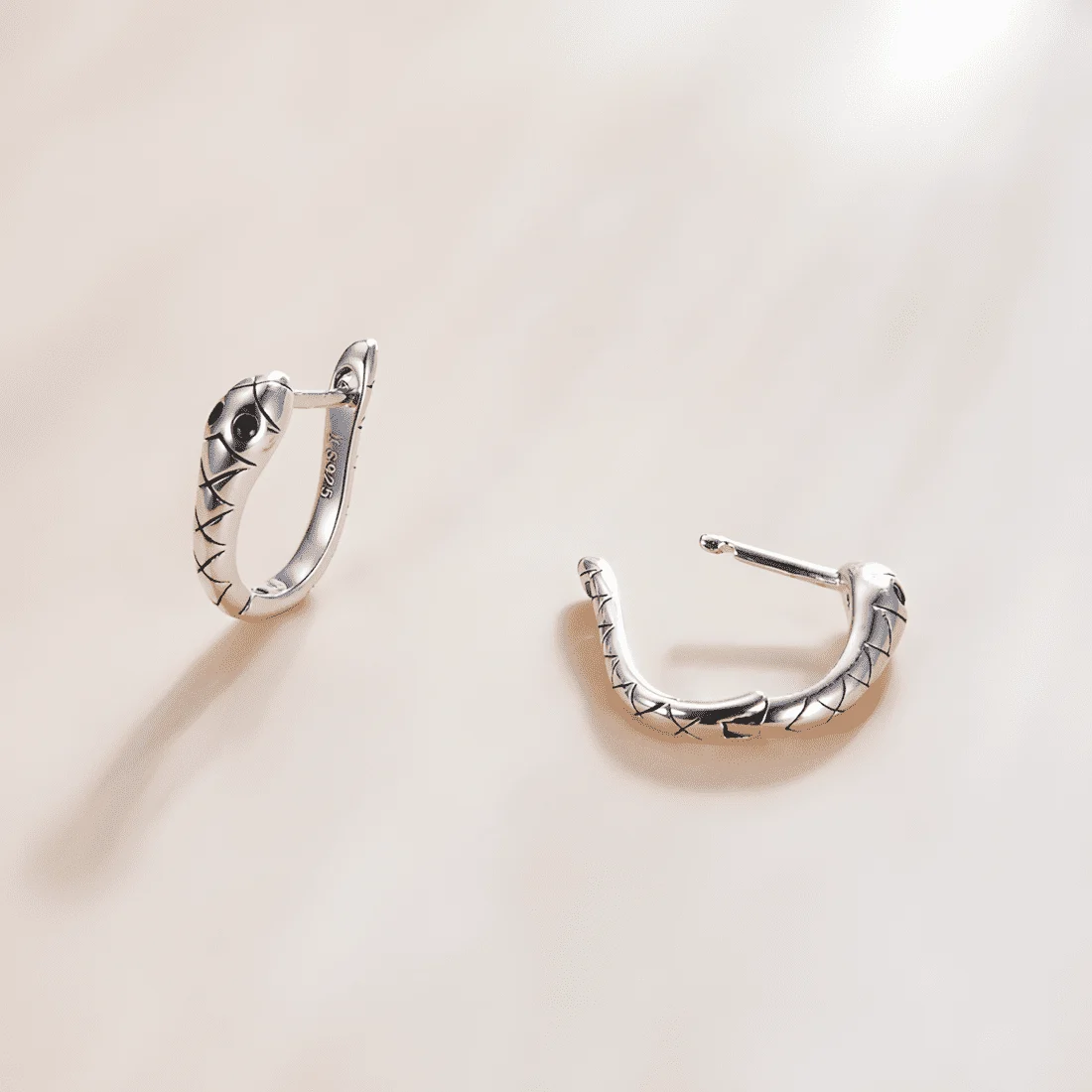 Pendientes de Aro con Serpientes <myexti><span>Plata de Ley 925, chapada en oro blanco, con circonitas verdes</span></myexti> - Imagen 4