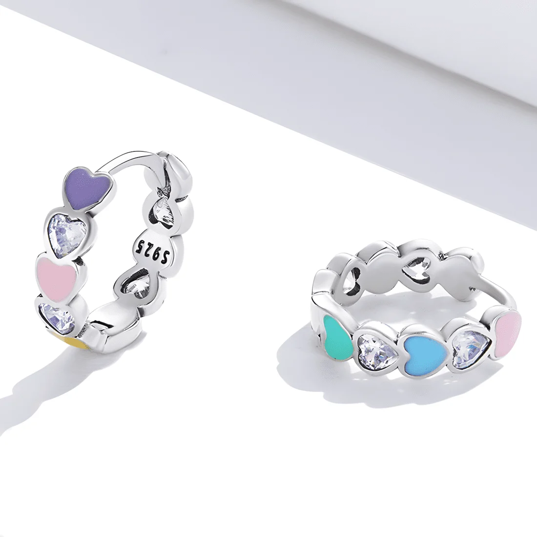 Pendientes de Aro con Corazones <myexti><span>Plata de Ley 925, chapada en oro blanco, esmaltados multicolor, con circonitas</span></myexti> - Imagen 4
