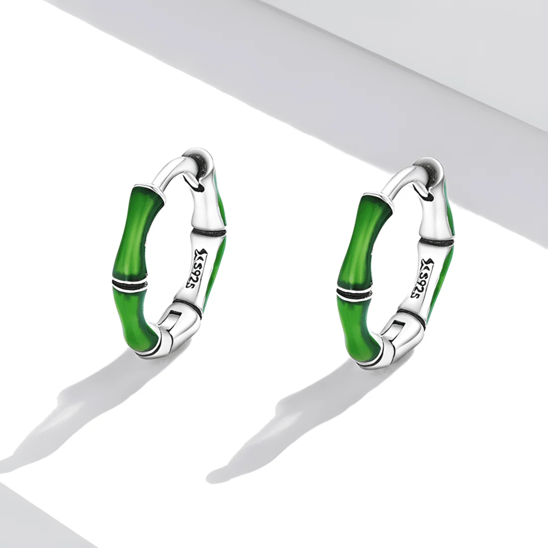 Pendientes de Aro Bambú <myexti><span>Plata de Ley 925, chapada en oro blanco, con esmalte verde</span></myexti> - Imagen 3