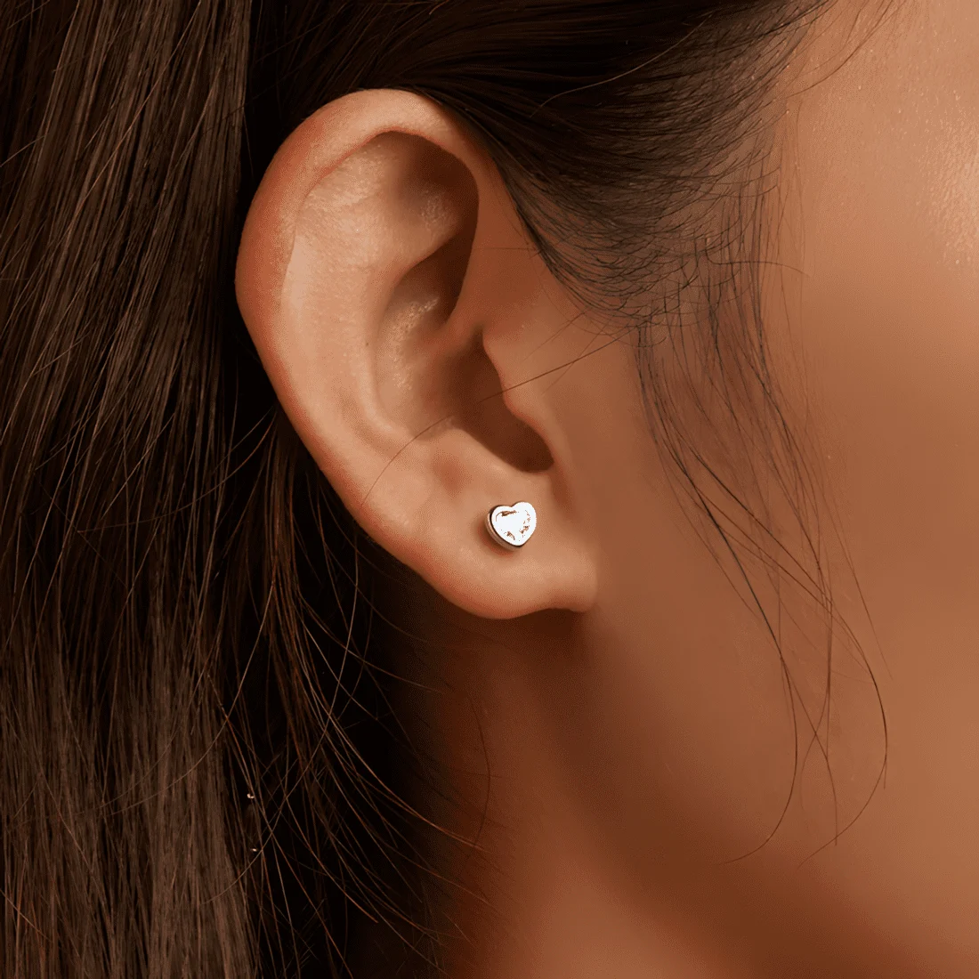 Pendientes de Botón Corazones Azules <myexti><span>Plata de Ley 925, chapada en oro blanco, con circonitas en forma de corazón azul y esmalte azul</span></myexti> - Imagen 2