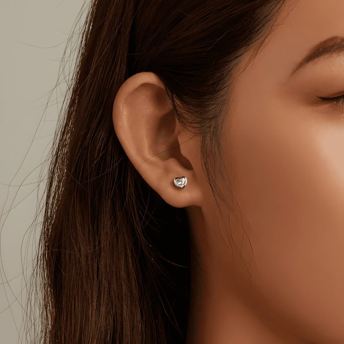 Pendientes de Botón Corazones Rojos <myexti><span>Plata de Ley 925, chapada en oro blanco, con circonitas en forma de corazón y esmalte rojo</span></myexti> - Imagen 2