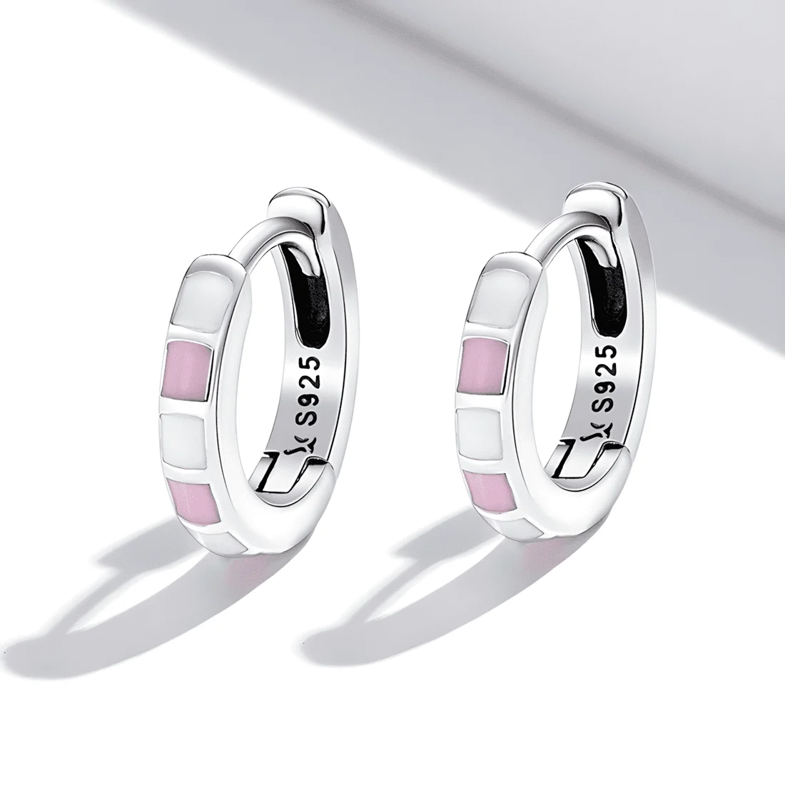 Pendientes de Aro Esmaltados en Rosa y Blanco <myexti><span>Plata de Ley 925, chapada en oro blanco, con esmalte rosa y blanco</span></myexti> - Imagen 3