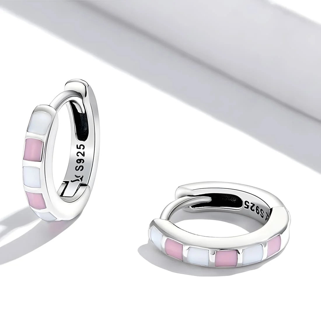 Pendientes de Aro Esmaltados en Rosa y Blanco <myexti><span>Plata de Ley 925, chapada en oro blanco, con esmalte rosa y blanco</span></myexti> - Imagen 4