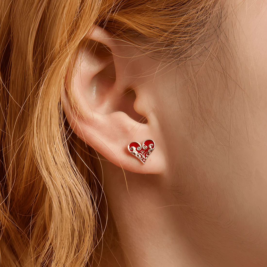 Pendientes de Botón Picas y Corazones de Póker <myexti><span>Plata de Ley 925, chapada en oro blanco, con esmalte rojo y negro</span></myexti> - Imagen 2