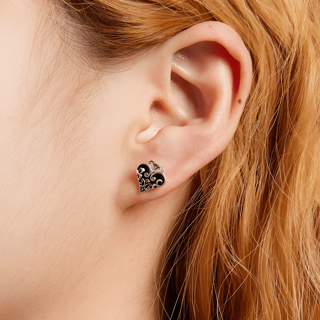 Pendientes de Botón Picas y Corazones de Póker <myexti><span>Plata de Ley 925, chapada en oro blanco, con esmalte rojo y negro</span></myexti> - Imagen 3