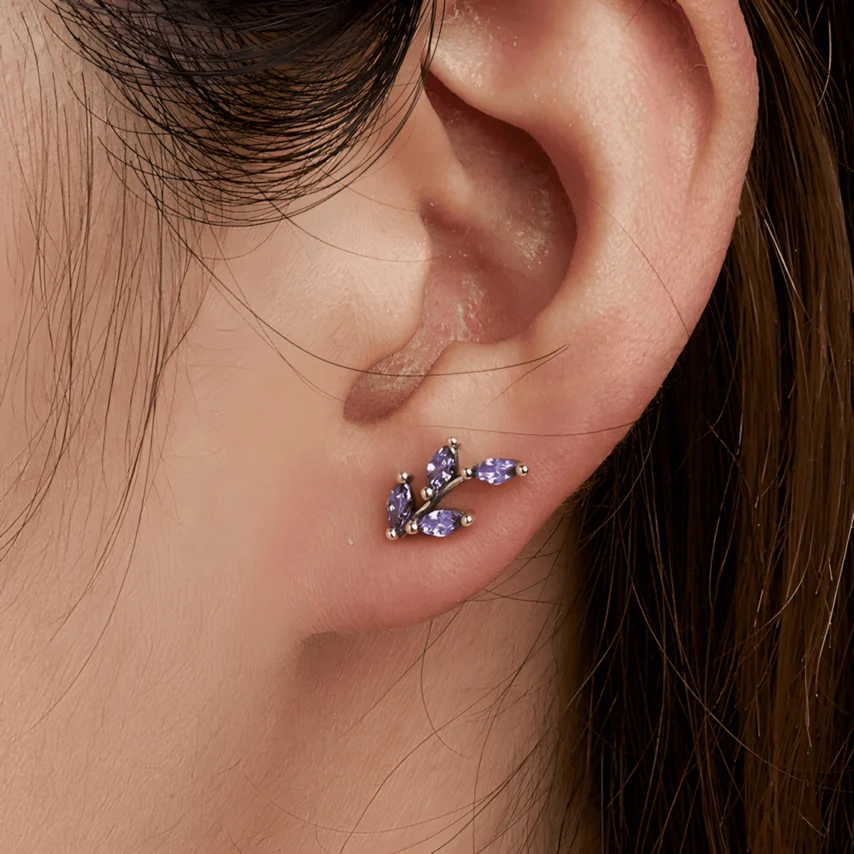 Pendientes de Botón Hojas Brillantes <myexti><span>Plata de Ley 925, chapada en oro blanco, con circonitas púrpuras</span></myexti> - Imagen 2