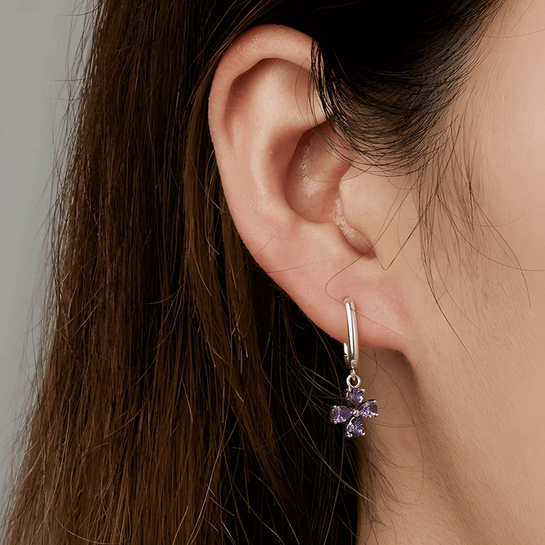 Pendientes de Aro Colgantes Flor Púrpura <myexti><span>Plata de Ley 925, chapada en oro blanco, con circonitas púrpuras</span></myexti> - Imagen 2