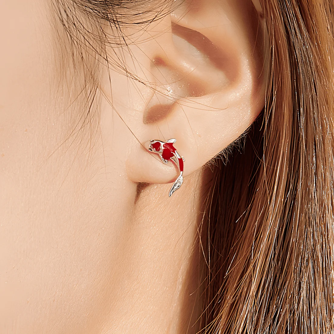 Pendientes de Botón Carpa Koi <myexti><span>Plata de Ley 925, chapada en oro blanco, esmaltada a mano en rojo</span></myexti> - Imagen 2