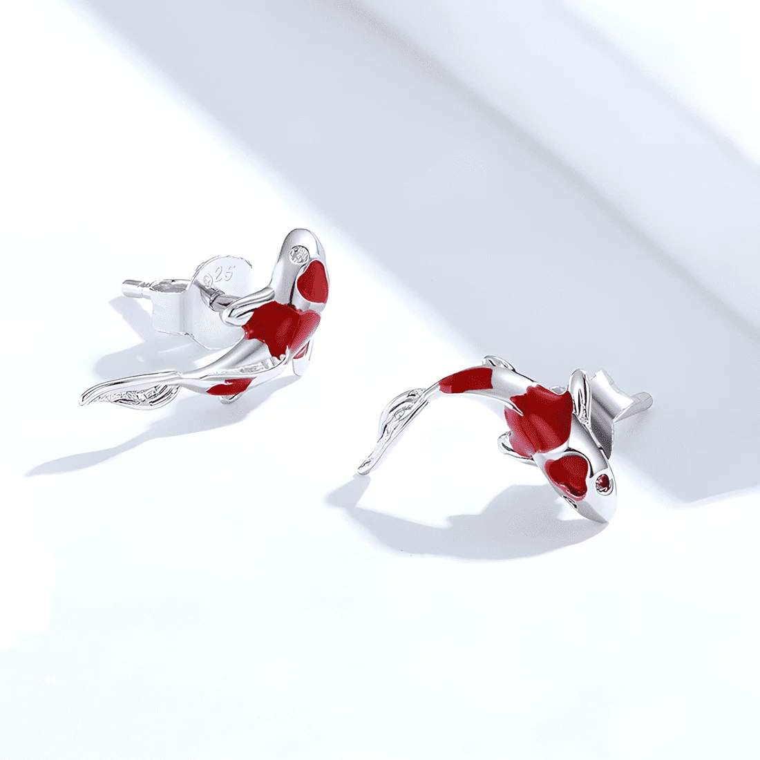 Pendientes de Botón Carpa Koi <myexti><span>Plata de Ley 925, chapada en oro blanco, esmaltada a mano en rojo</span></myexti> - Imagen 3