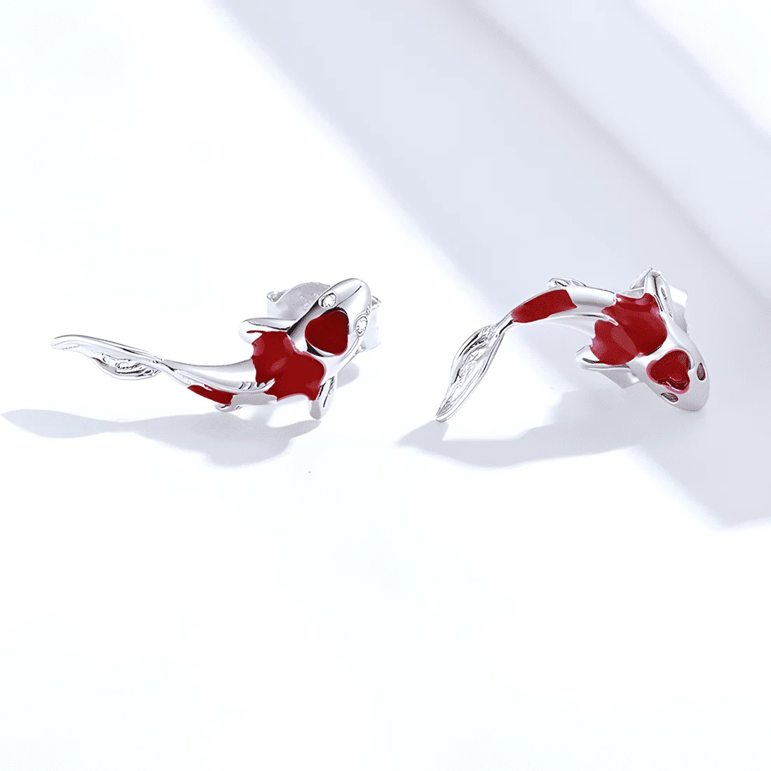 Pendientes de Botón Carpa Koi <myexti><span>Plata de Ley 925, chapada en oro blanco, esmaltada a mano en rojo</span></myexti> - Imagen 4