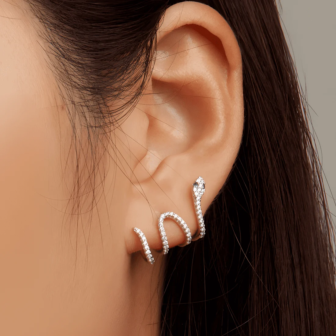 Pendientes de Botón Serpientes Brillantes <myexti><span>Plata de Ley 925, chapada en oro blanco, con circonitas blancas y verdes</span></myexti> - Imagen 2