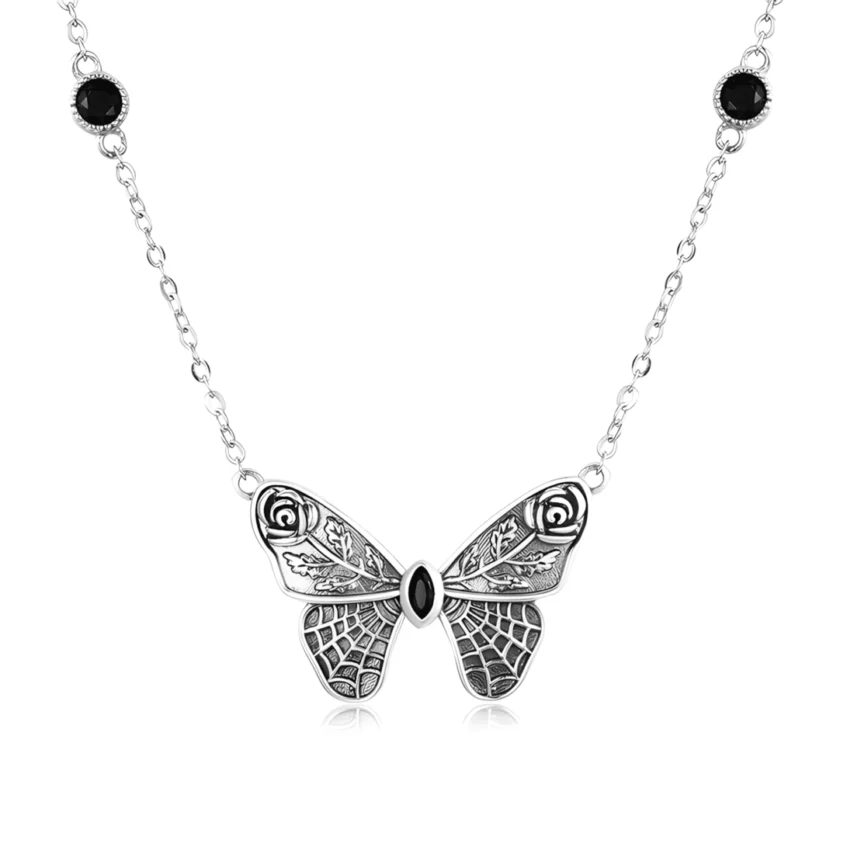 Collar Mariposa Gótica <myexti><span>Plata de Ley 925, chapada en oro blanco, con circonitas negras y longitud ajustable</span></myexti>