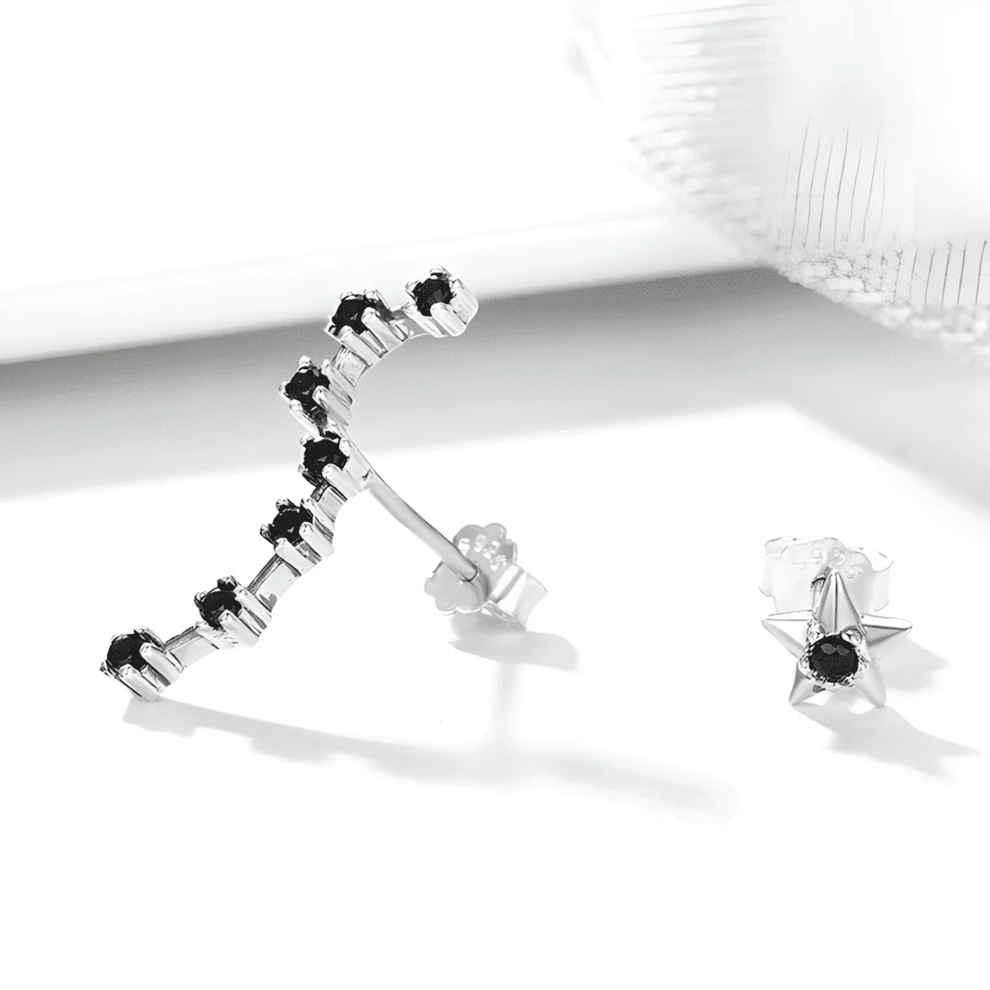 Pendientes de Botón Constelación <myexti><span>Plata de Ley 925, chapada en oro blanco, con circonitas negras</span></myexti> - Imagen 4