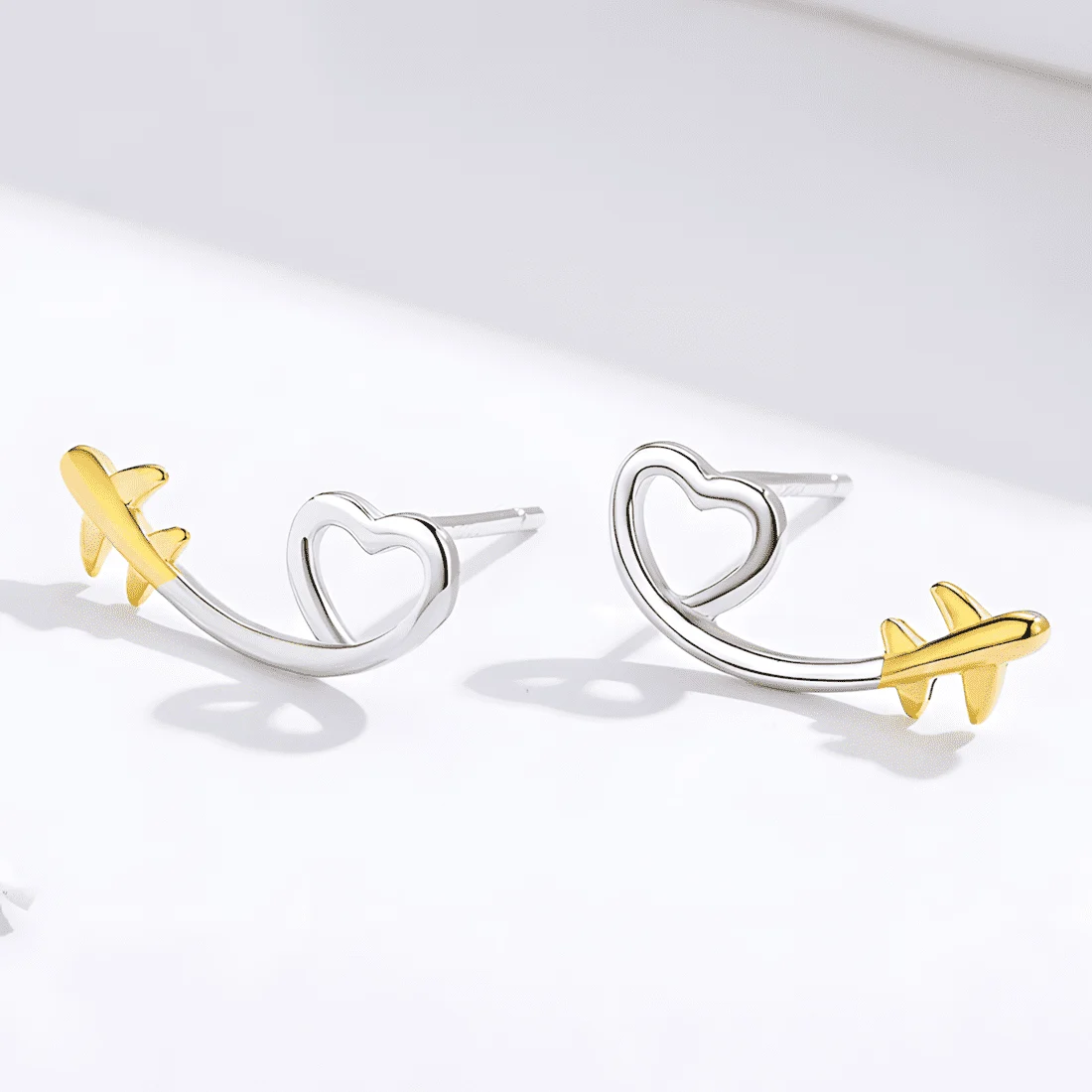 Pendientes de Corazón con Avión <myexti><span>Plata de Ley 925, chapada en oro blanco, con detalle de avión chapado en oro amarillo</span></myexti> - Imagen 3