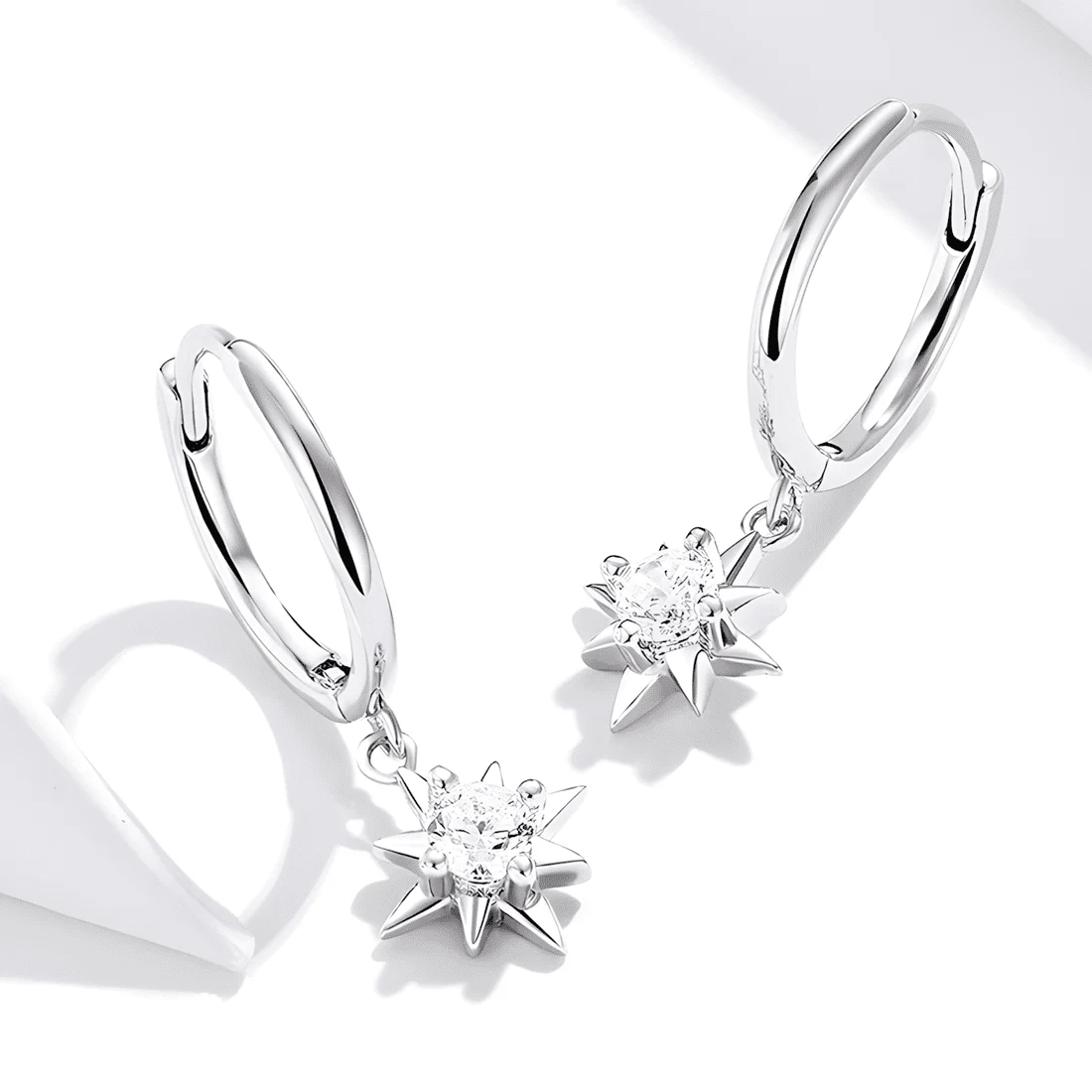 Pendientes de Aro con Estrellas Colgantes <myexti><span>Plata de Ley 925, chapada en oro blanco, con circonitas</span></myexti> - Imagen 4
