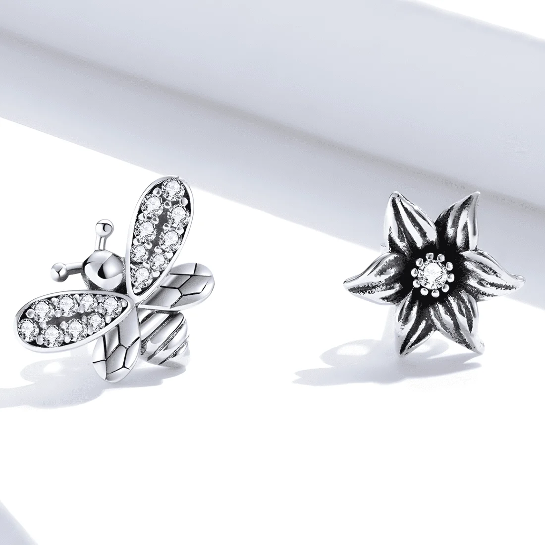 Pendientes de Botón Abeja con Flor <myexti><span>Plata de Ley 925, chapada en oro blanco, con circonitas</span></myexti> - Imagen 3