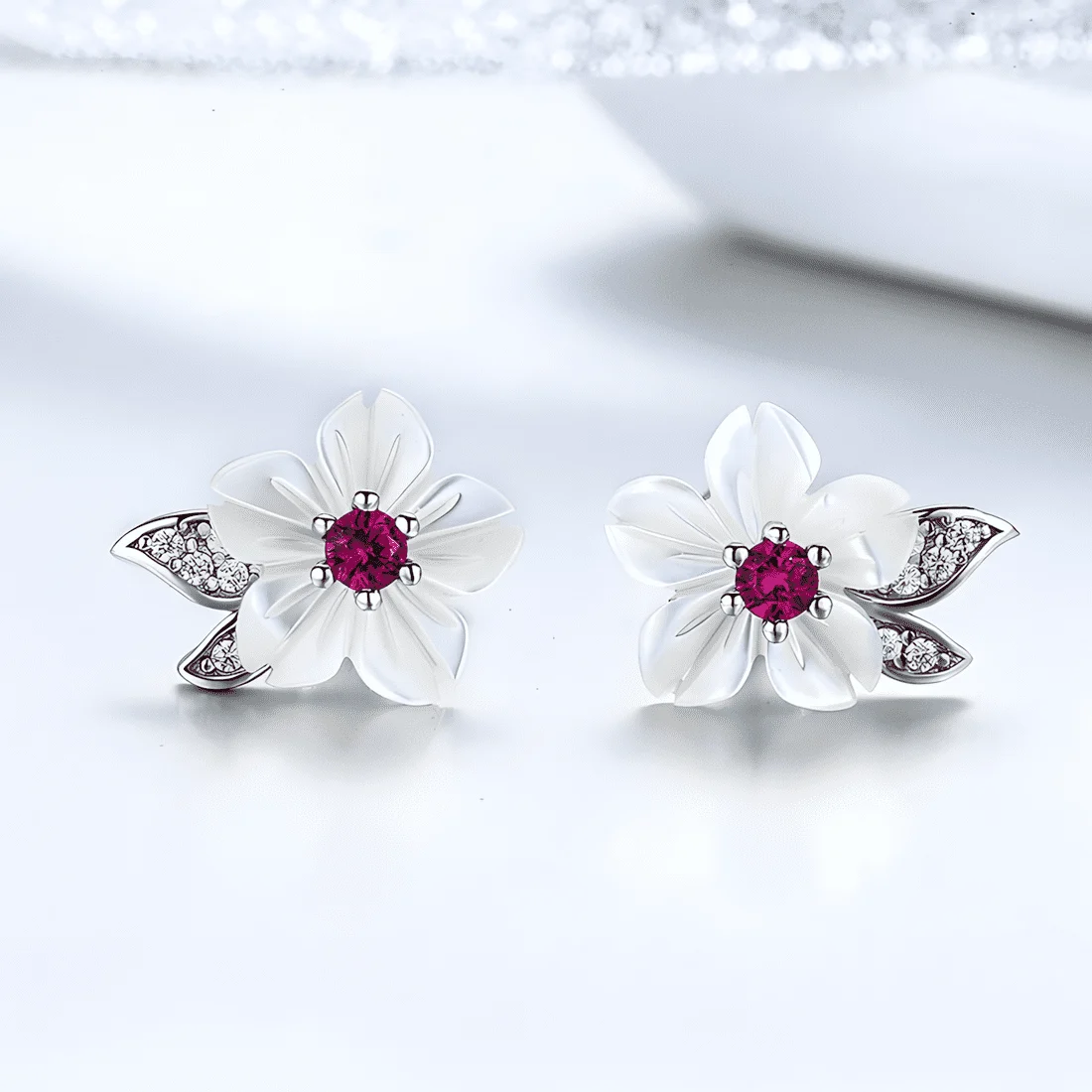 Pendientes de Botón Flores Blancas <myexti><span>Plata de Ley 925, chapada en oro blanco, con circonitas rojas y blancas</span></myexti> - Imagen 3