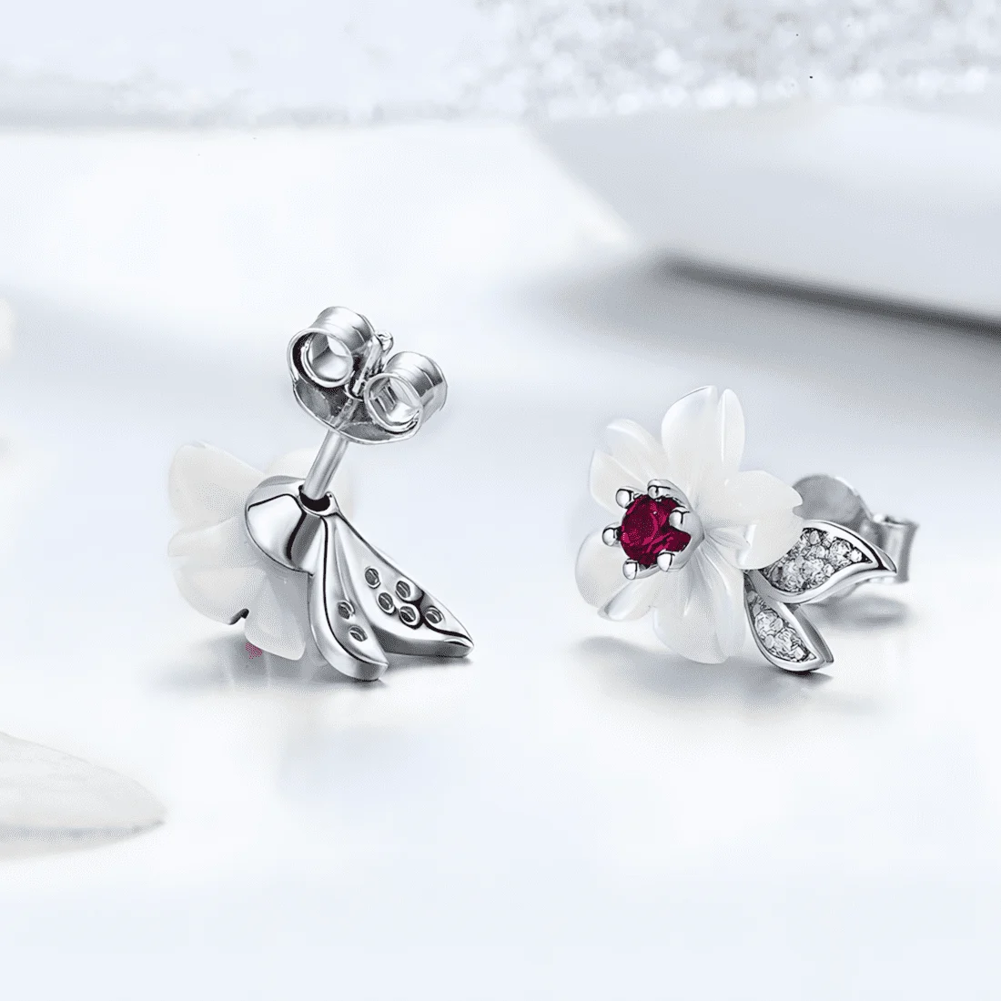 Pendientes de Botón Flores Blancas <myexti><span>Plata de Ley 925, chapada en oro blanco, con circonitas rojas y blancas</span></myexti> - Imagen 4