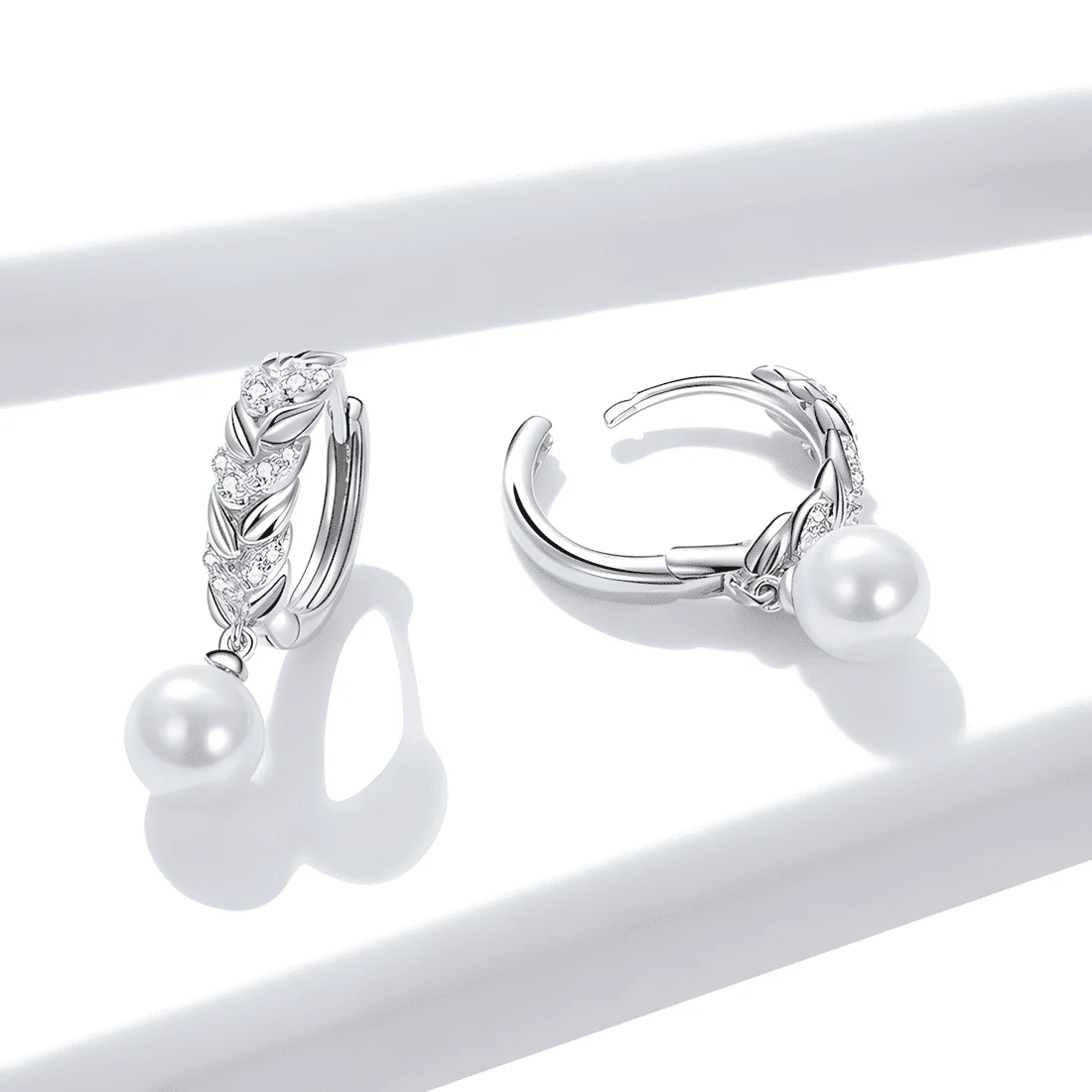 Pendientes de Aro Hojas y Perlas <myexti><span>Plata de Ley 925, chapada en oro blanco, con circonitas y perlas naturales</span></myexti> - Imagen 3