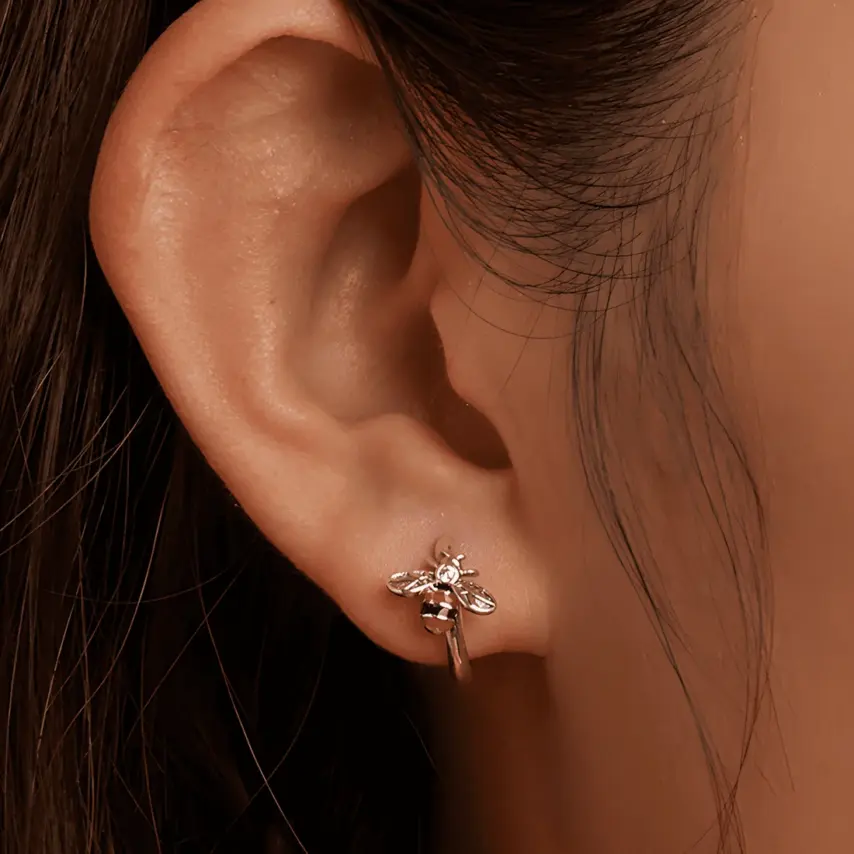 Pendientes de Aro Abeja <myexti><span>Plata de Ley 925, chapada en oro blanco, esmaltada en amarillo y negro</span></myexti> - Imagen 2