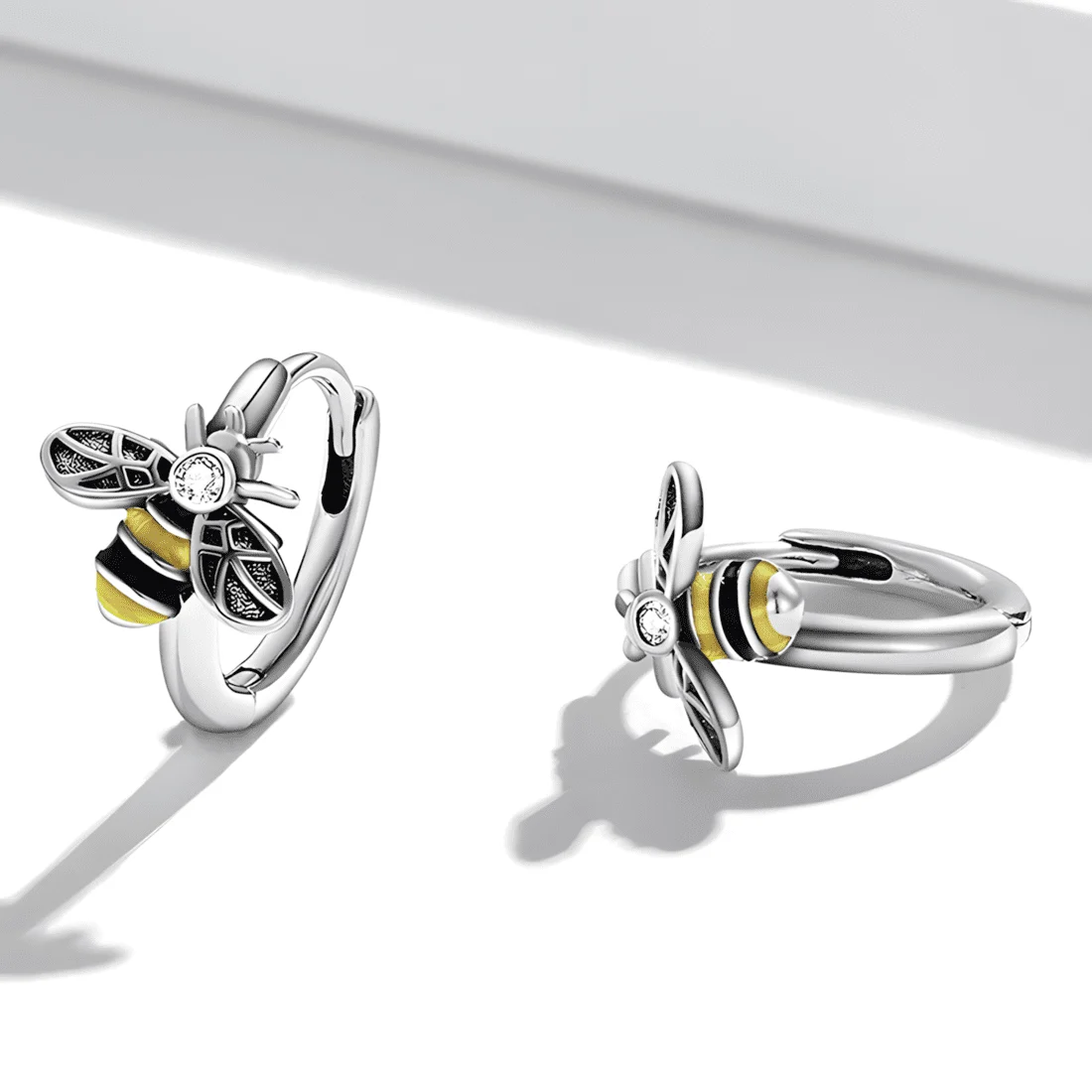 Pendientes de Aro Abeja <myexti><span>Plata de Ley 925, chapada en oro blanco, esmaltada en amarillo y negro</span></myexti> - Imagen 4