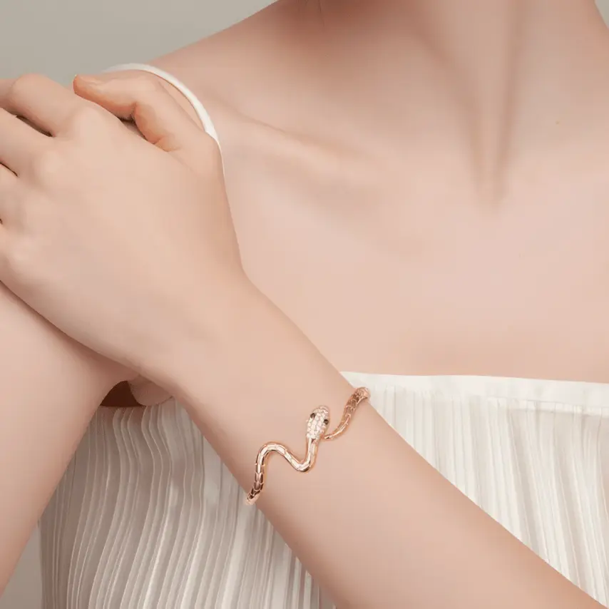 Pulsera Serpiente Tipo Brazalete <myexti><span>Acero inoxidable, chapada en oro amarillo, con circonitas verdes y blancas</span></myexti> - Imagen 2