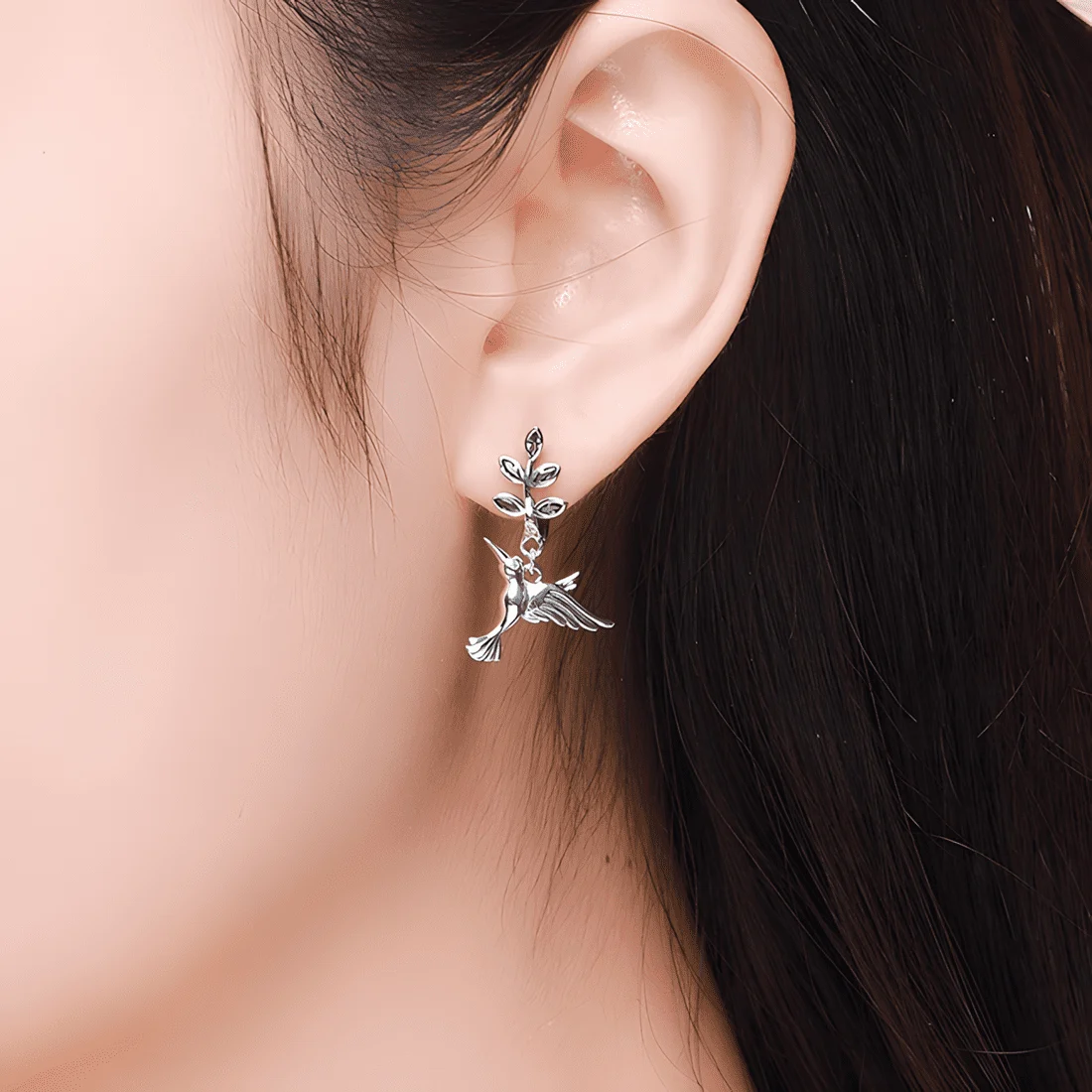 Pendientes de Aro con Colibrí <myexti><span>Plata de Ley 925, chapada en oro blanco, con acentos de circonitas verdes</span></myexti> - Imagen 2