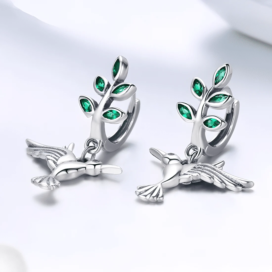 Pendientes de Aro con Colibrí <myexti><span>Plata de Ley 925, chapada en oro blanco, con acentos de circonitas verdes</span></myexti> - Imagen 3
