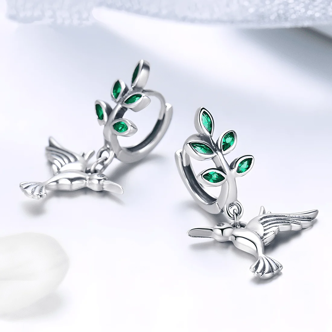 Pendientes de Aro con Colibrí <myexti><span>Plata de Ley 925, chapada en oro blanco, con acentos de circonitas verdes</span></myexti> - Imagen 4