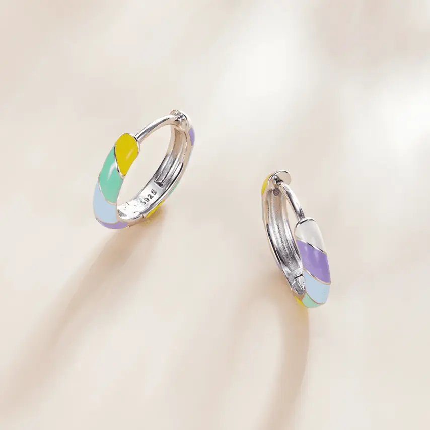 Pendientes de Aro con Esmalte Pastel <myexti><span>Plata de Ley 925, chapada en oro blanco, con esmalte multicolor</span></myexti> - Imagen 4