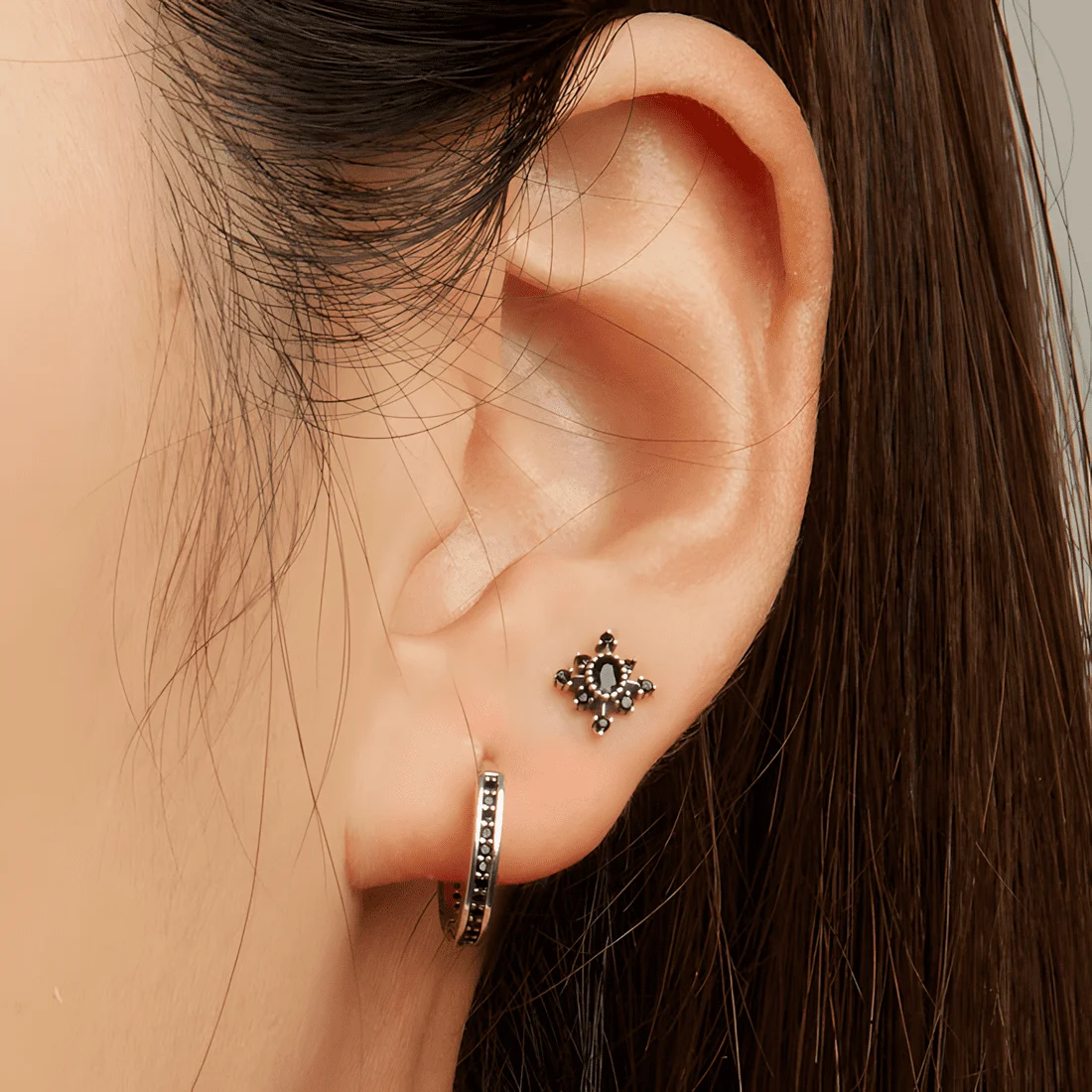 Pendientes de Botón Estrellas Negras <myexti><span>Plata de Ley 925, chapada en oro blanco, con circonitas negras</span></myexti> - Imagen 2