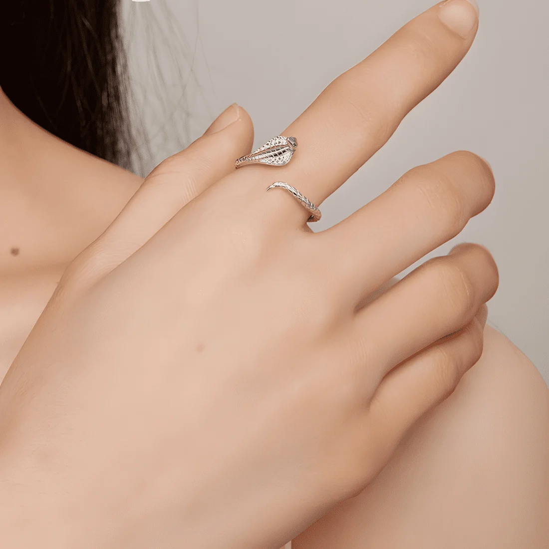 Anillo de Serpiente Cobra <myexti><span>Plata de Ley 925, chapada en oro blanco, con circonitas verdes - ajustable</span></myexti> - Imagen 2