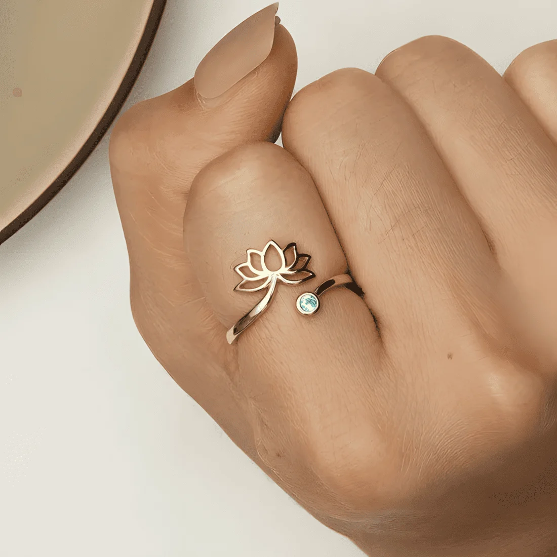 Anillo Flor de Loto <myexti><span>Plata de Ley 925, chapado en oro amarillo, con circonitas verdes - ajustable</span></myexti> - Imagen 3