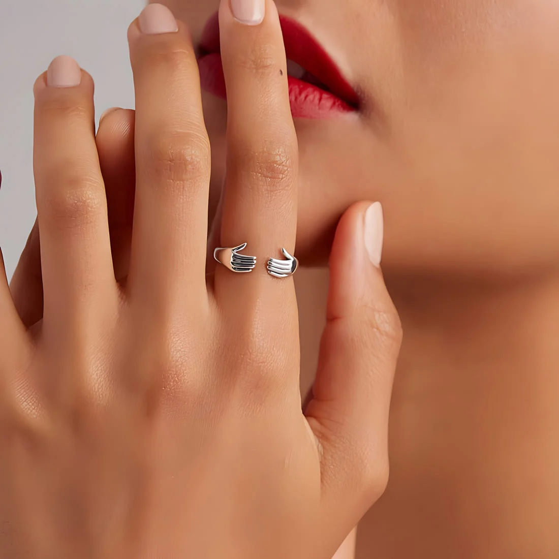 Anillo Abrazo <myexti><span>Plata de Ley 925, chapada en oro blanco, con detalles de manos - ajustable</span></myexti> - Imagen 2