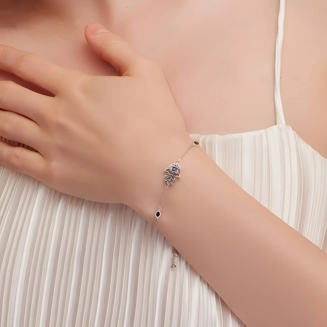 Pulsera Hamsa <myexti><span>Plata de Ley 925, chapada en oro blanco, con circonitas blancas y azules y longitud ajustable</span></myexti> - Imagen 2